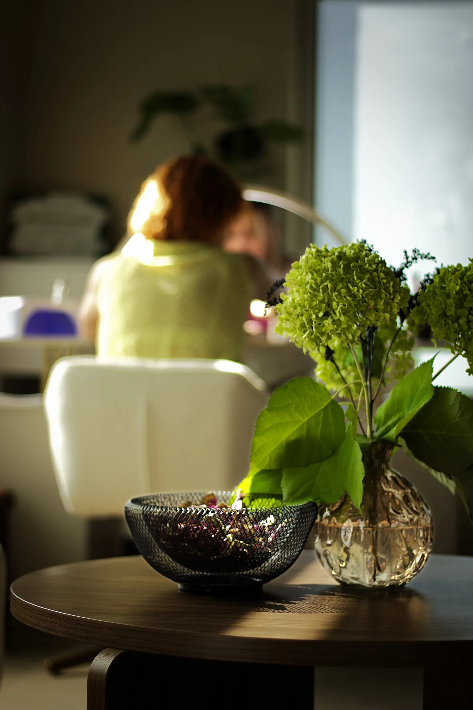 Klientka przy stanowisku manicure w salonie NAYUNA Beauty