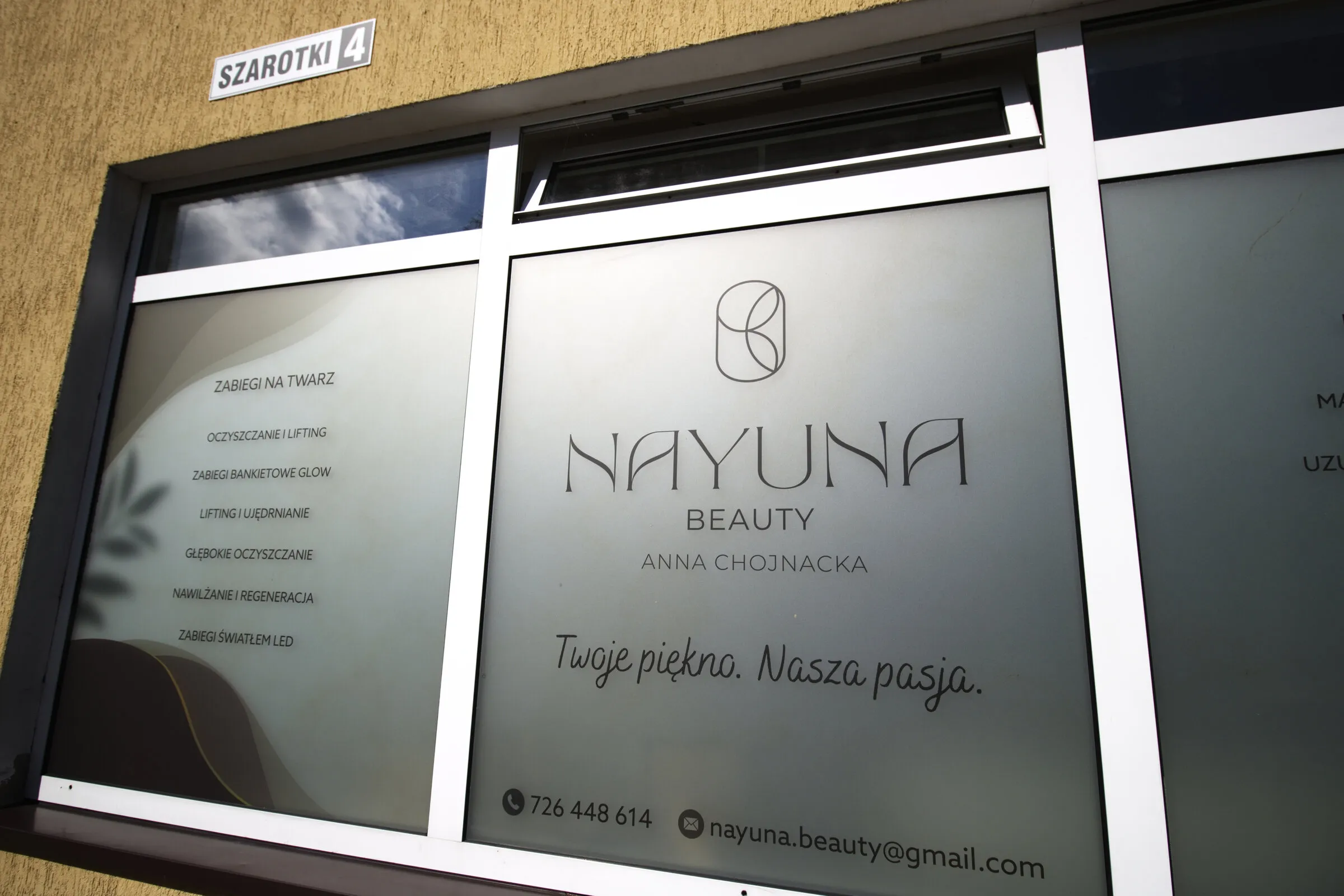 Witryna salonu NAYUNA Beauty przy ulicy Szarotki 4