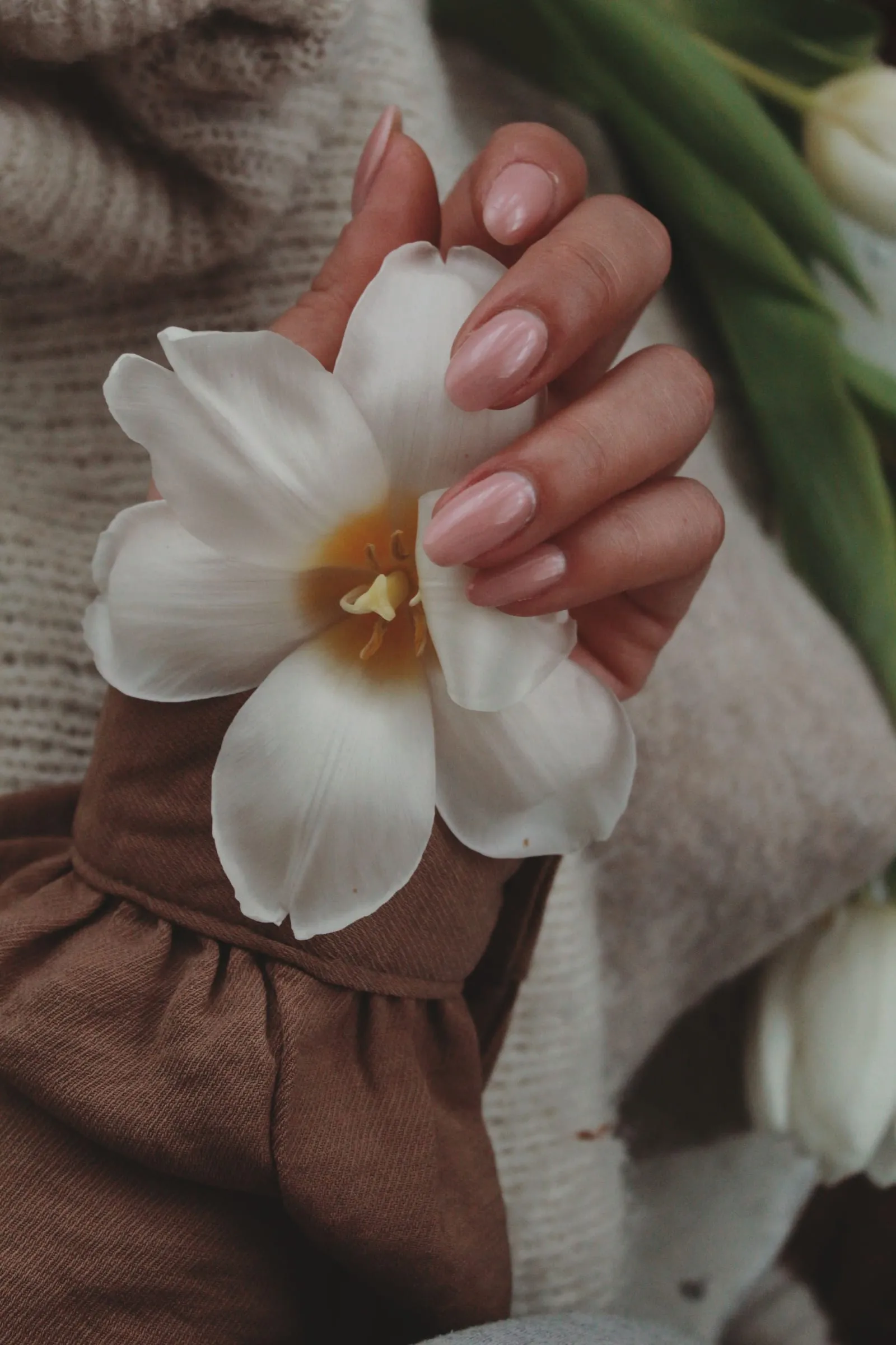 Dłoń z manicure w odcieniu nude